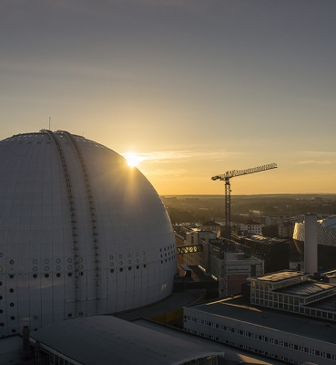 Globen i morgonljus.