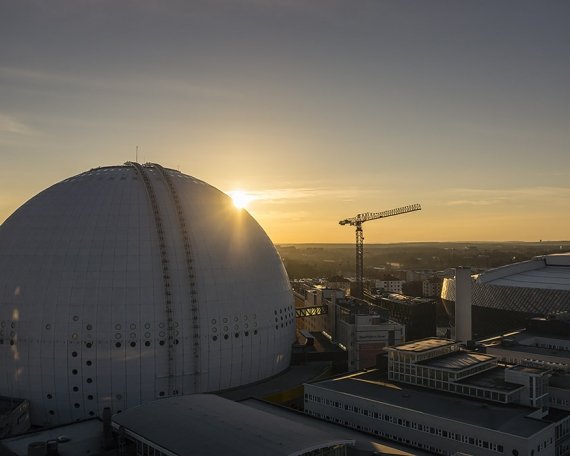 Globen i morgonljus.