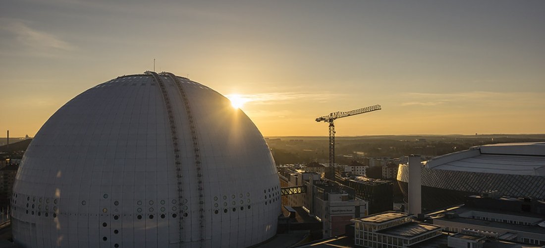 Globen i morgonljus.