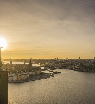 Stadshuset i morgonljus.