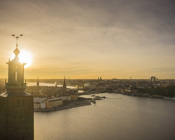 Stadshuset i morgonljus.