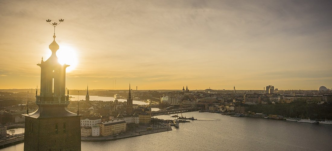 Stadshuset i morgonljus.